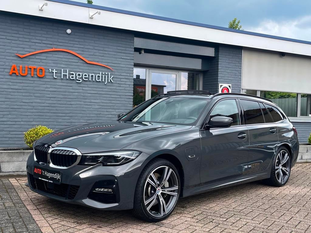 BMW 3-serie Touring 330e xDrive M-sport pano trekh laser 19", Auto's, BMW, 1998 cc, Gebruikt, Zwart, 4 cilinders