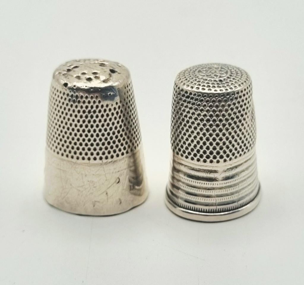 110. Zilveren strooier, pepermuntdoosje, etc. 1880-1960, Ophalen of Verzenden, Zilver