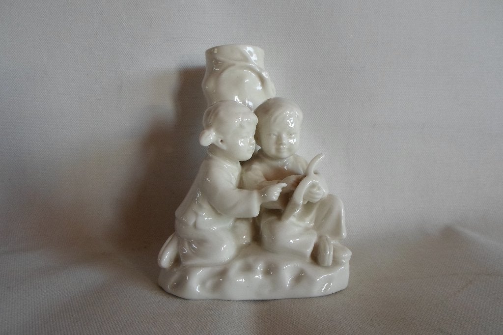 Blanc De Chine Beeld Vaas Jongen Meisje Boek, Antiek en Kunst, Ophalen of Verzenden