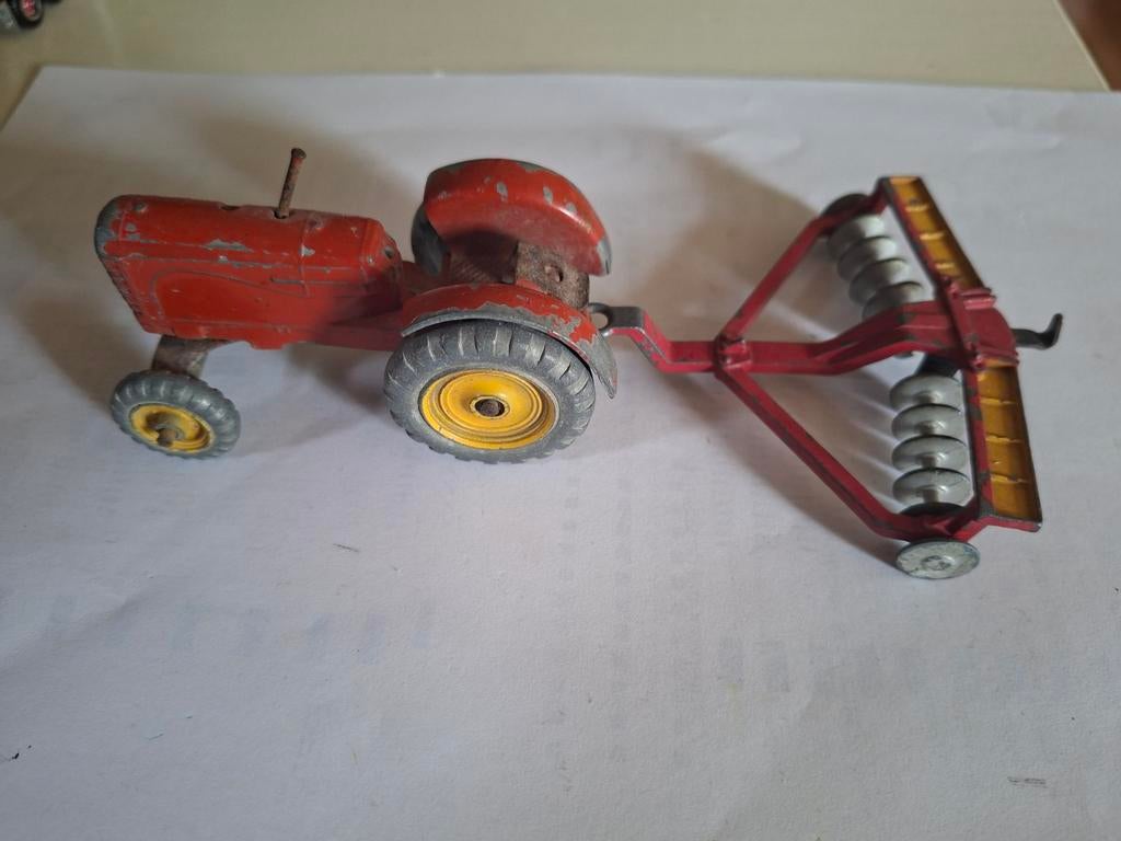 Dinky Toys 300 Massey Harris tractor met schijveneg 322, Ophalen of Verzenden