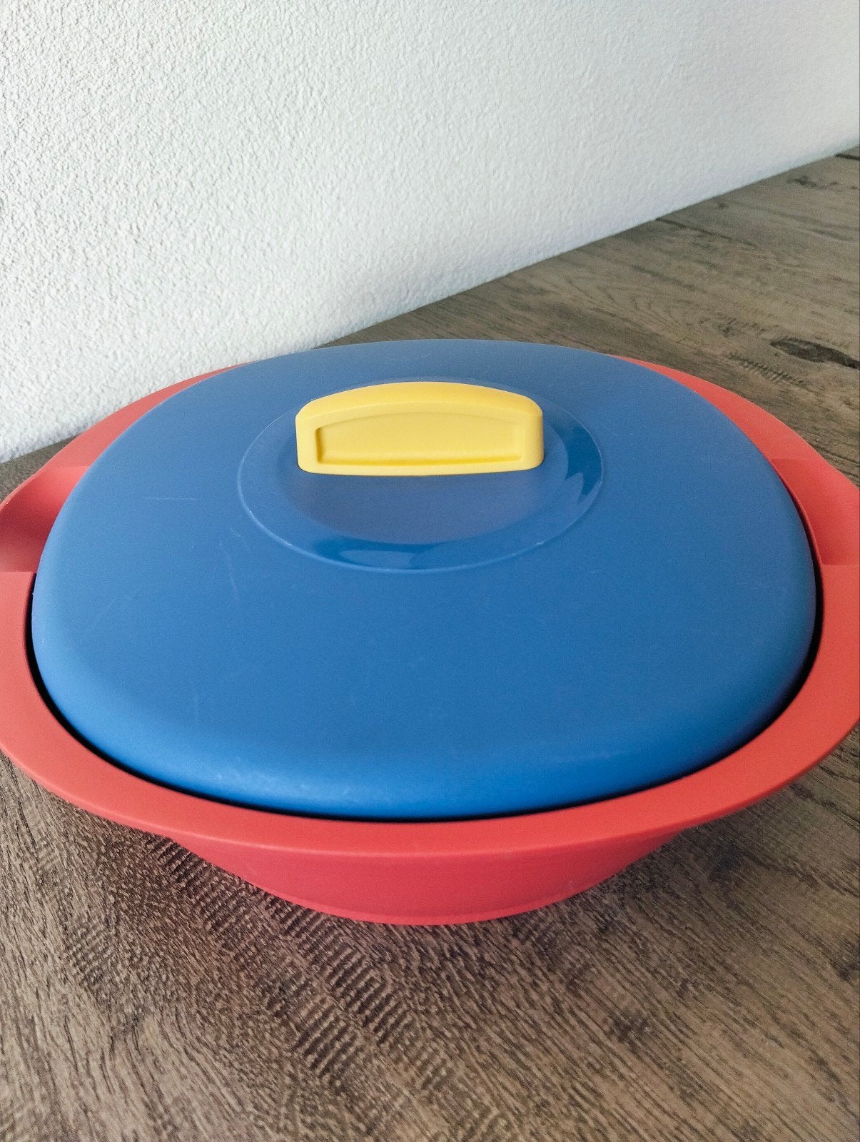 Vintage Tupperware dubbelwandige serveerschaal retro kleur, Gebruikt, Schaal, Ophalen of Verzenden, Met deksel