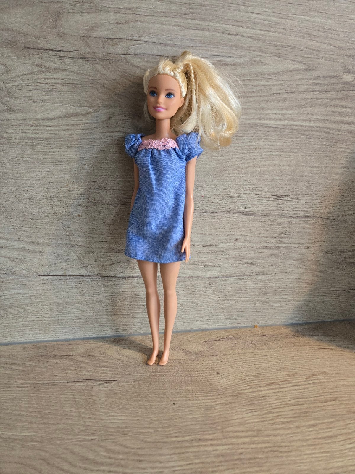 Barbie pop met blond haar en blauwe jurk, Ophalen of Verzenden, Zo goed als nieuw, Barbie