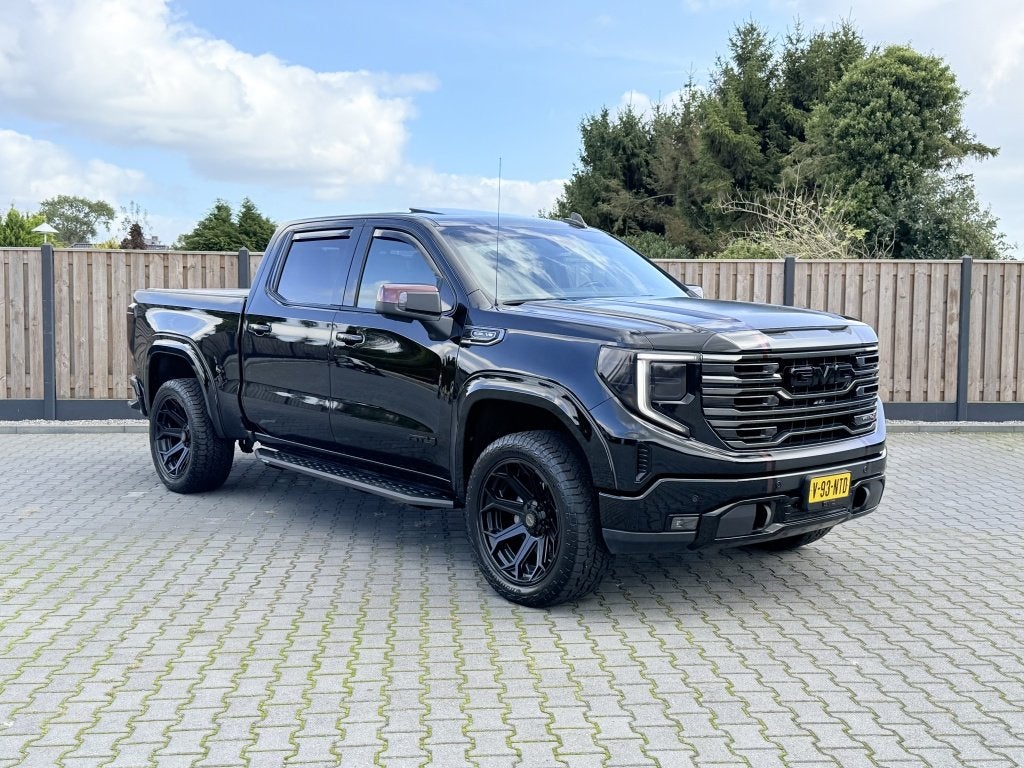 GMC Sierra AT4 BLACK 5.3 LS 22'' FEUL LPG PANO (bj 2023), Auto's, Automaat, Dealer onderhouden, Lederen bekleding, Gebruikt
