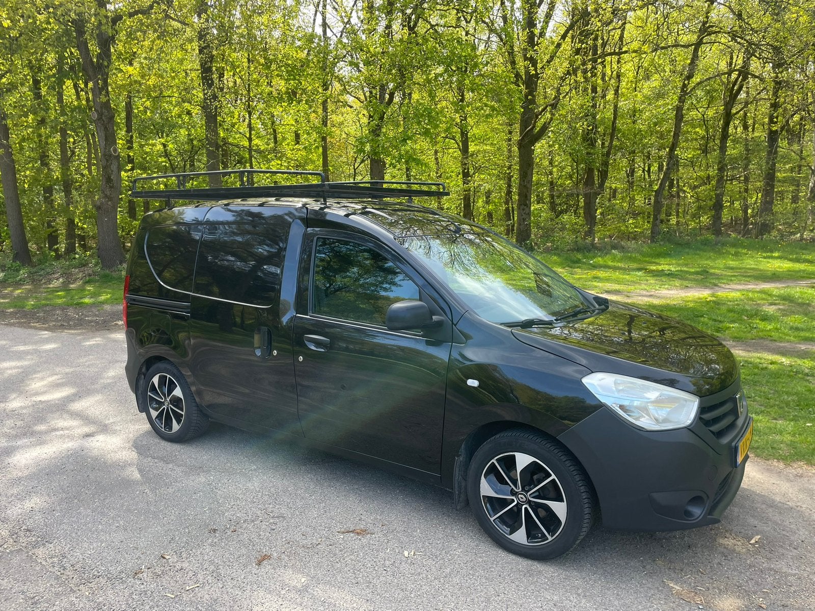 Dacia Dokker Van 1.6 MPI 85pk 2013 Zwart, 4 cilinders, Overige bekleding, Zwart, 14 km/l
