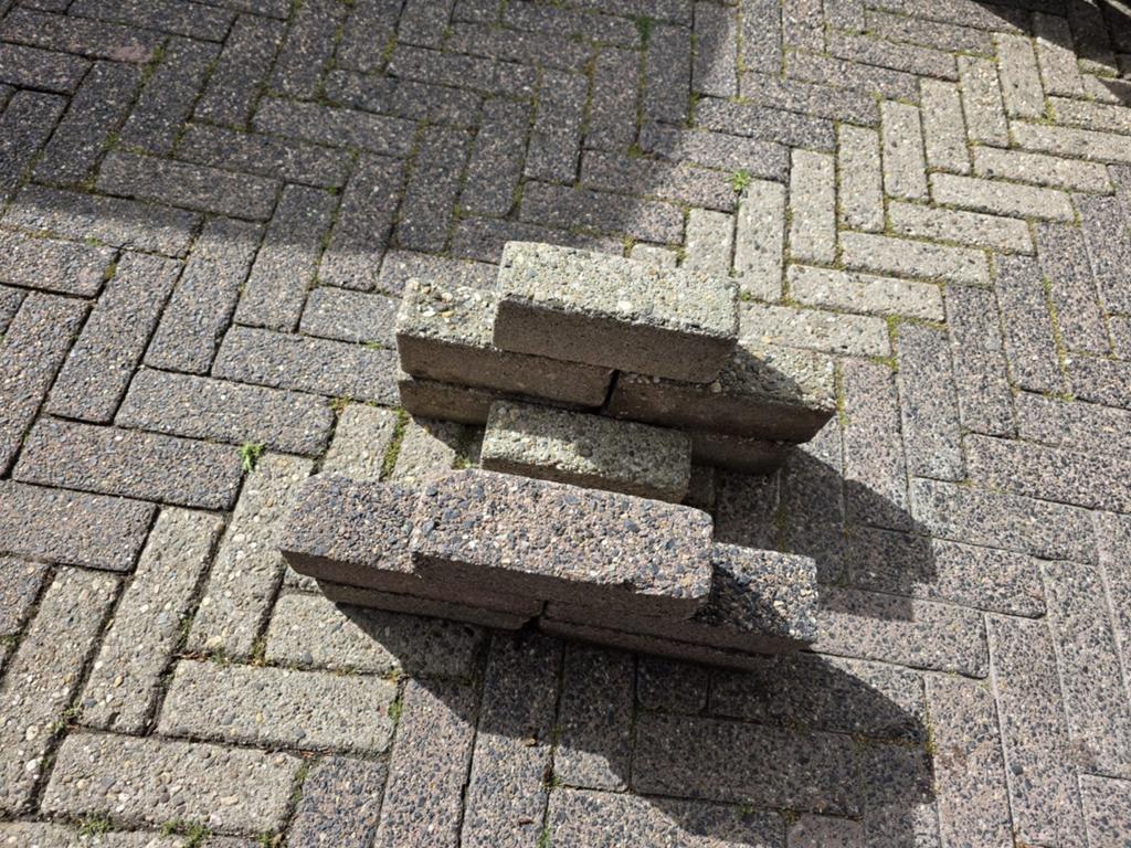 Gratis betonnen straatstenen +- 50m2 dikformaat, Ophalen, Gebruikt, Klinkers, 10 m² of meer