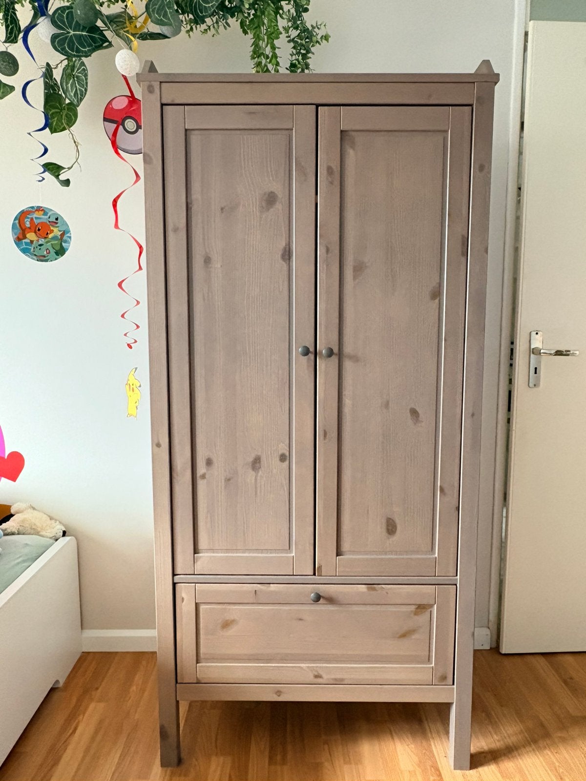 Kinder kledingkast bruin/grijs, Huis en Inrichting, Kasten | Kledingkasten, Ophalen, 50 tot 100 cm, Zo goed als nieuw, 150 tot 200 cm