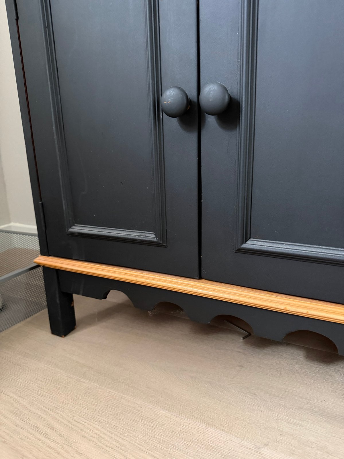Zwart kastje met houten accenten, Ophalen, Gebruikt