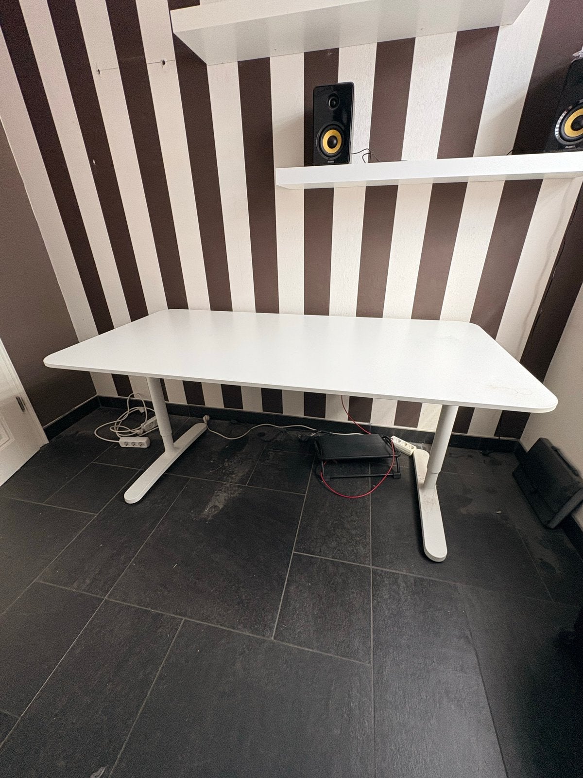 Ikea Bekant bureau met verstelbare poten. ZGAN, Huis en Inrichting, Ophalen, Overige materialen, Tot twee personen, 50 tot 100 cm