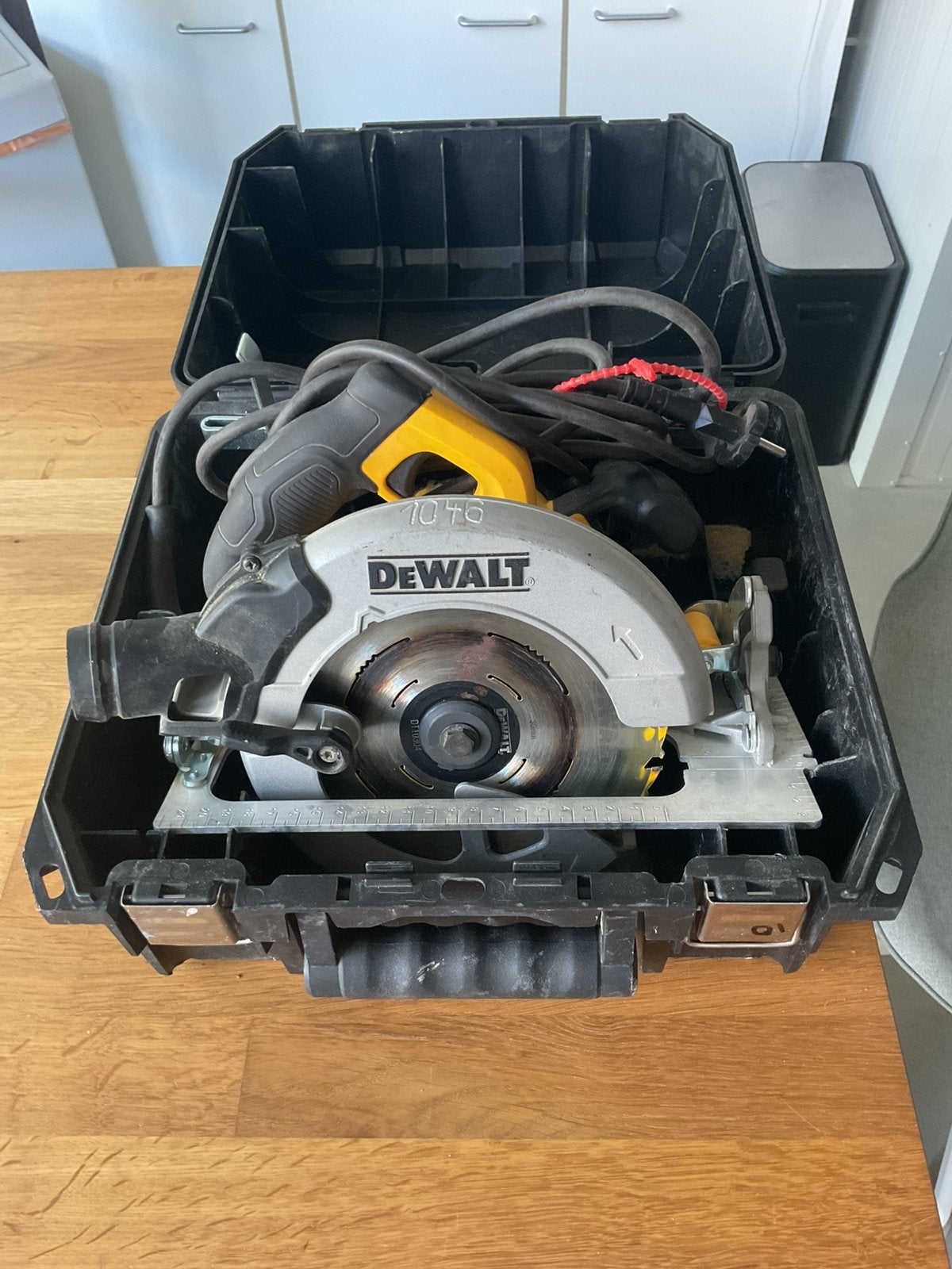 DeWalt DWE 575 cirkelzaag met blad en opberg koffer, Doe-het-zelf en Verbouw, Ophalen, Cirkelzaag, Zo goed als nieuw, 30 tot 70 mm