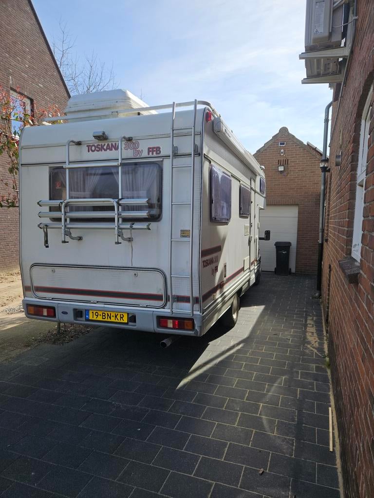 Ruime 6-persoons camper met dak airco en zonnepaneel, Achteruitrijcamera, Alkoof, Ford, Luifel
