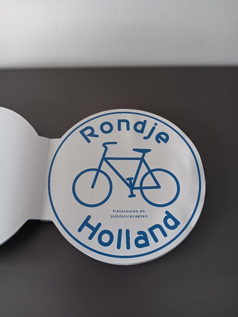 Rond fietsboek Nederland fietsroutes en picknickrecepten, Fiets- of Wandelgids, Ophalen of Verzenden, Benelux, Gelezen
