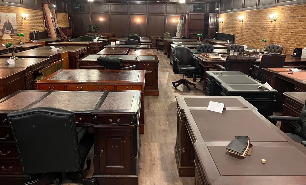 Ruime collectie klassieke bureaus en stoelen, Hout, Bruin, Ophalen of Verzenden, Zo goed als nieuw