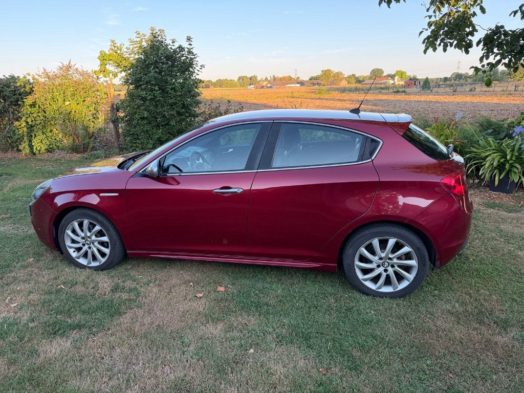 Alfa Romeo Giulietta | automaat | benzine | carplay/android, Auto's, 1280 kg, 4 cilinders, Origineel Nederlands, 19 km/l