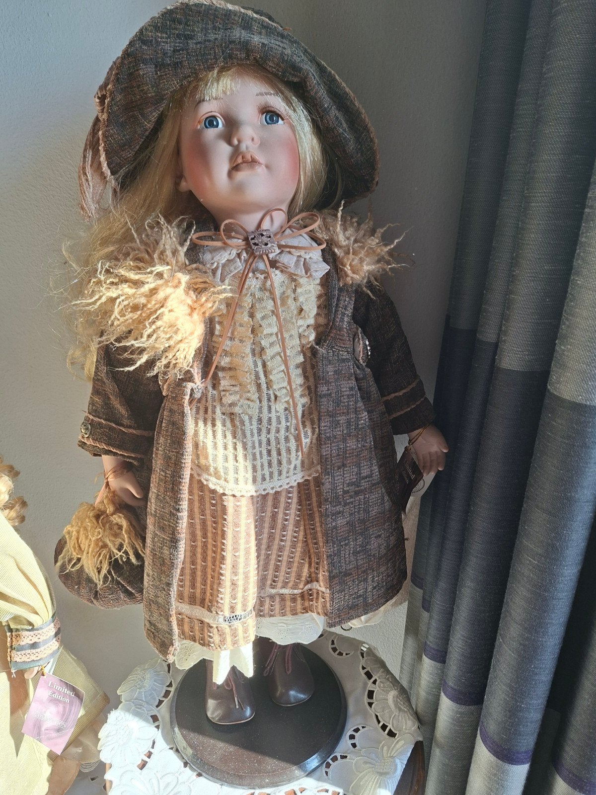 Grote pop van 70 cm met blonde krullen en hoed, Ophalen of Verzenden, Nieuw, Pop