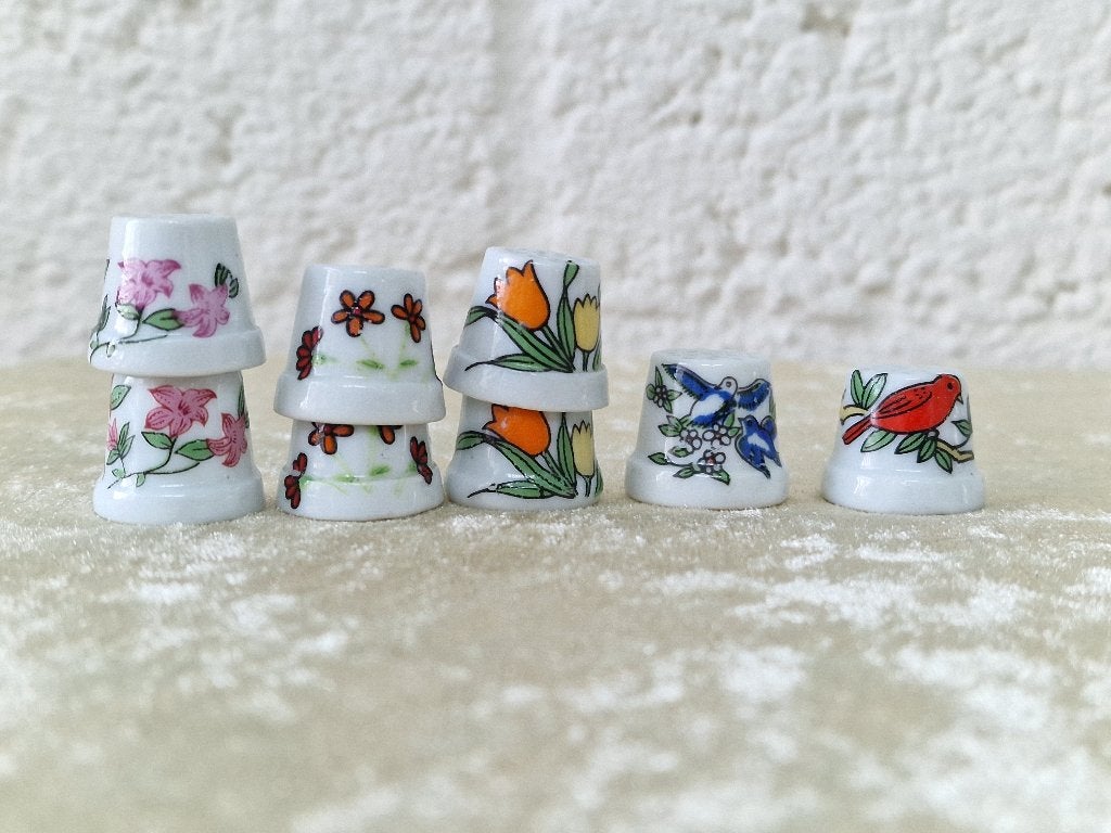 Set 8 Vintage Porseleinen Vingerhoedjes, Verzamelen, Vingerhoedjes, Ophalen of Verzenden, Zo goed als nieuw, Reliëf