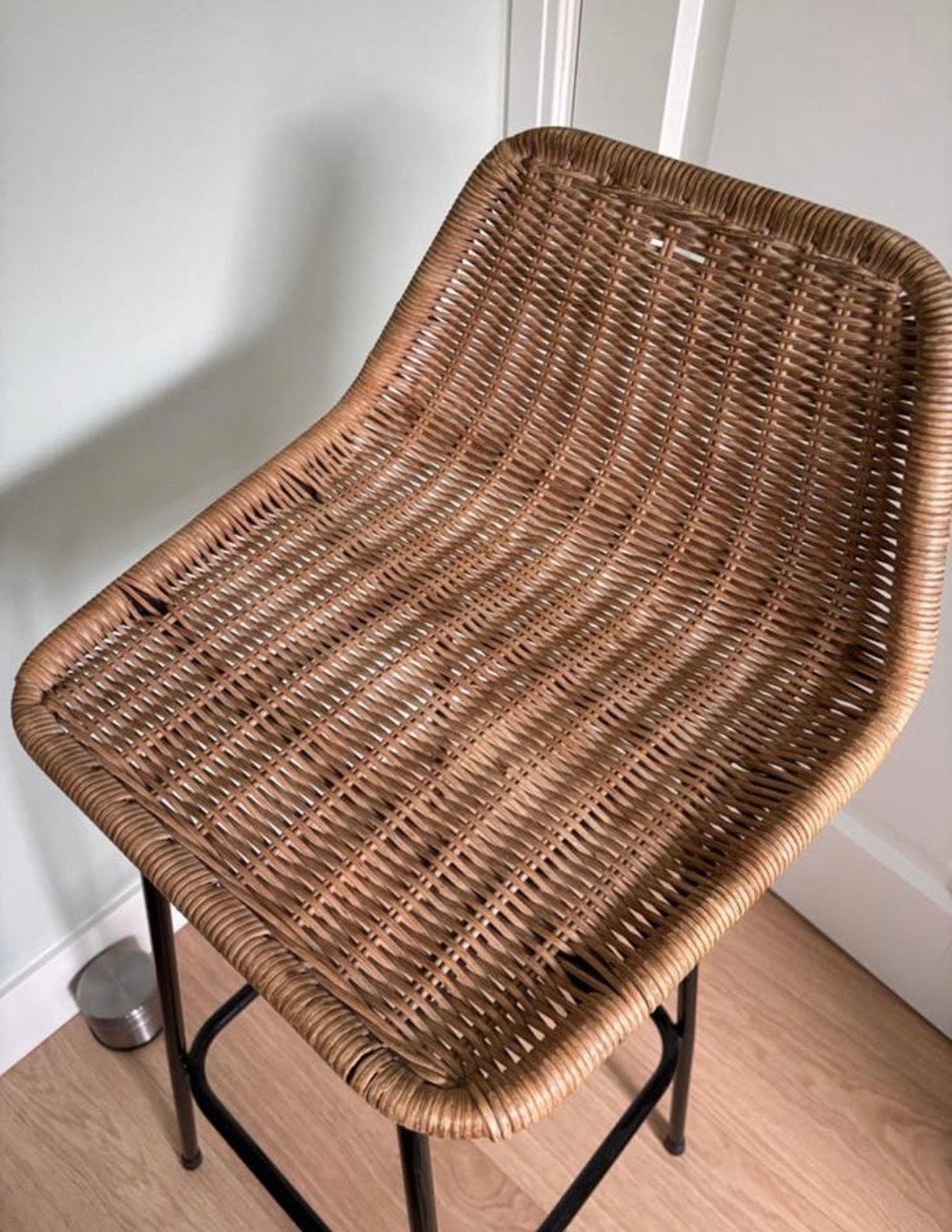 Nette rotan barkruk voor kookeiland of bar, Huis en Inrichting, Ophalen, Gebruikt, Met voetsteun, Riet