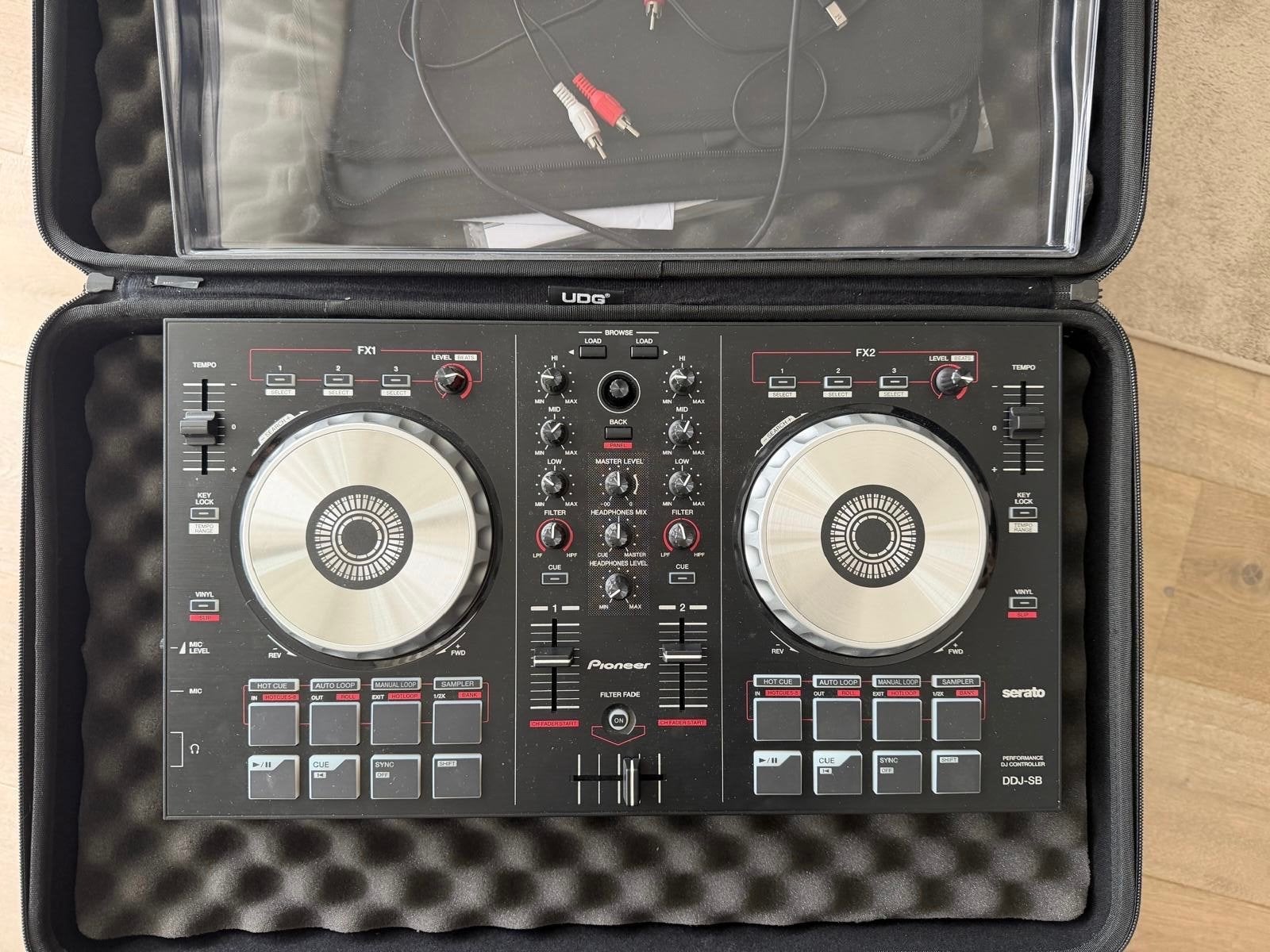 Pioneer DDJ-SB DJ-set met Reloop ADM-5 monitoren