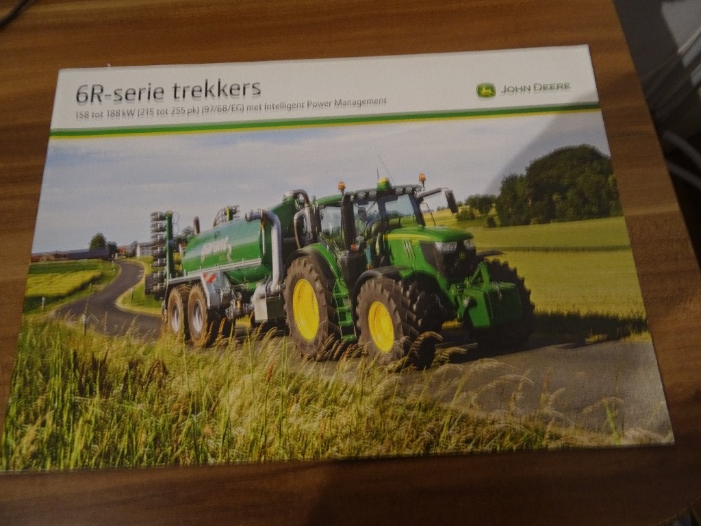 John deere 6R SERIE TREKKERS, Boeken, Catalogussen en Folders, Ophalen of Verzenden, Zo goed als nieuw, Folder