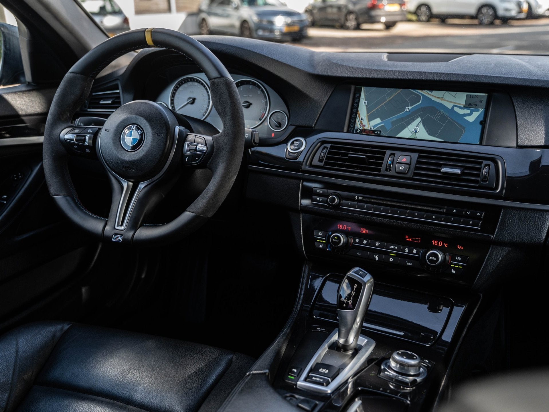 BMW 5-serie 528i High Executive | M STYLING | XENON | STOELV, Auto's, Achterwielaandrijving, Gebruikt, Zwart, 2000 kg