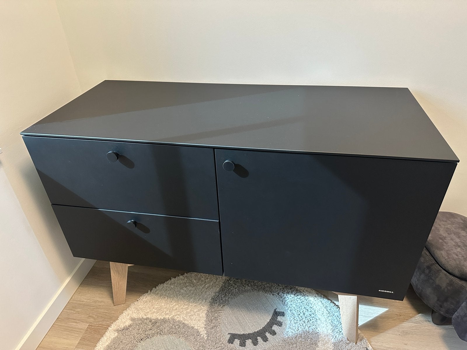 Kidsmill Sixties Commode Zwart met Eikenhouten Poten, Ophalen, 50 tot 70 cm, Voetruimte, 100 cm of meer