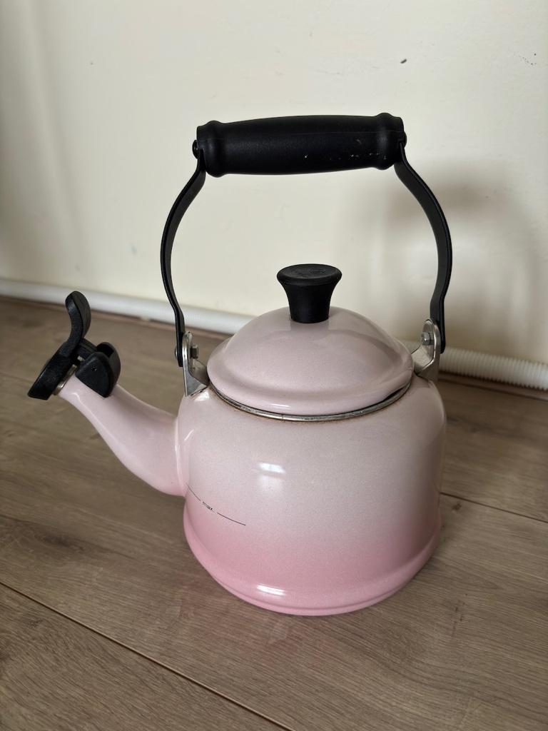 Twee roze LeCrueset fluitketels met afgebroken hengsels., Gebruikt, Roze, Ophalen of Verzenden, Landelijk
