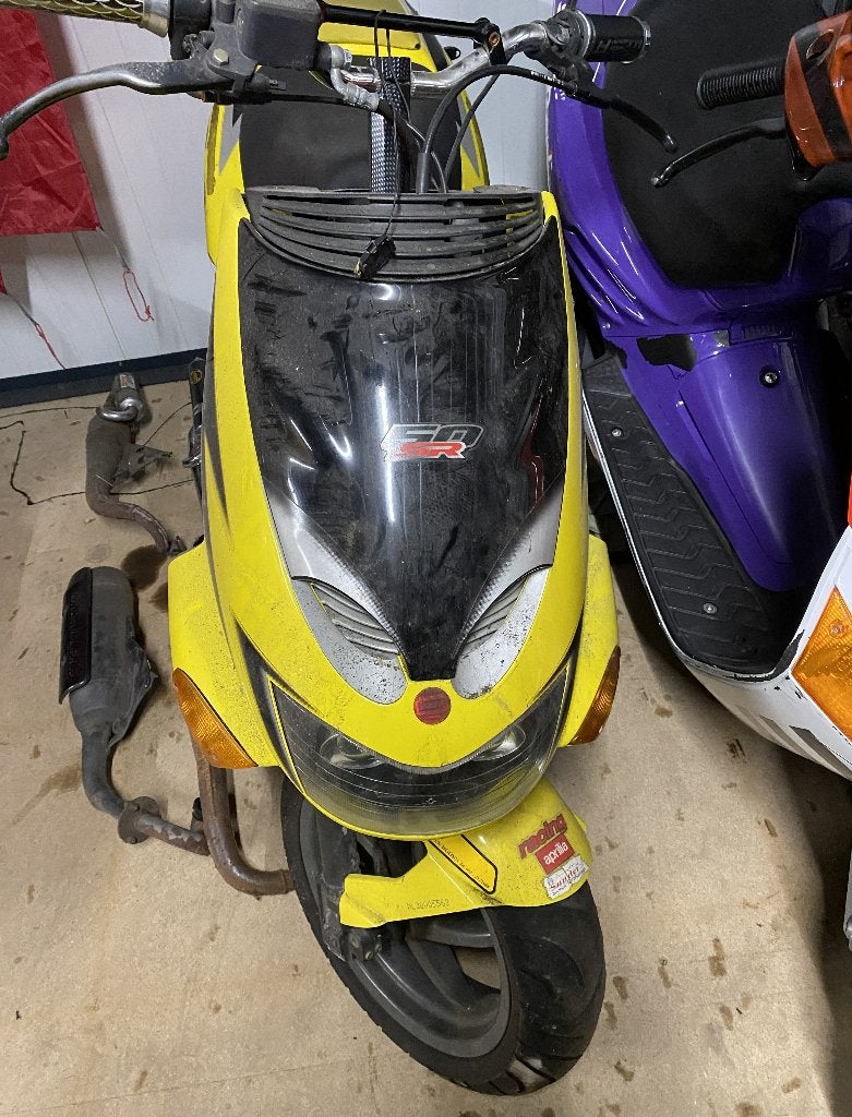 Aprillia SR50 WWW geel 45km/uur project scooter., Fietsen en Brommers, Ophalen, Gebruikt, Overige typen, Aprilia