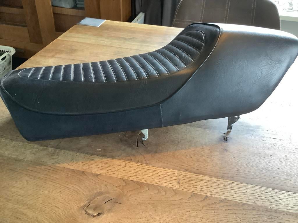 Yamaha RD50 Buddyseat, compleet met rubbers en “ijzer”. (G), Verzenden, Zadel, Yamaha