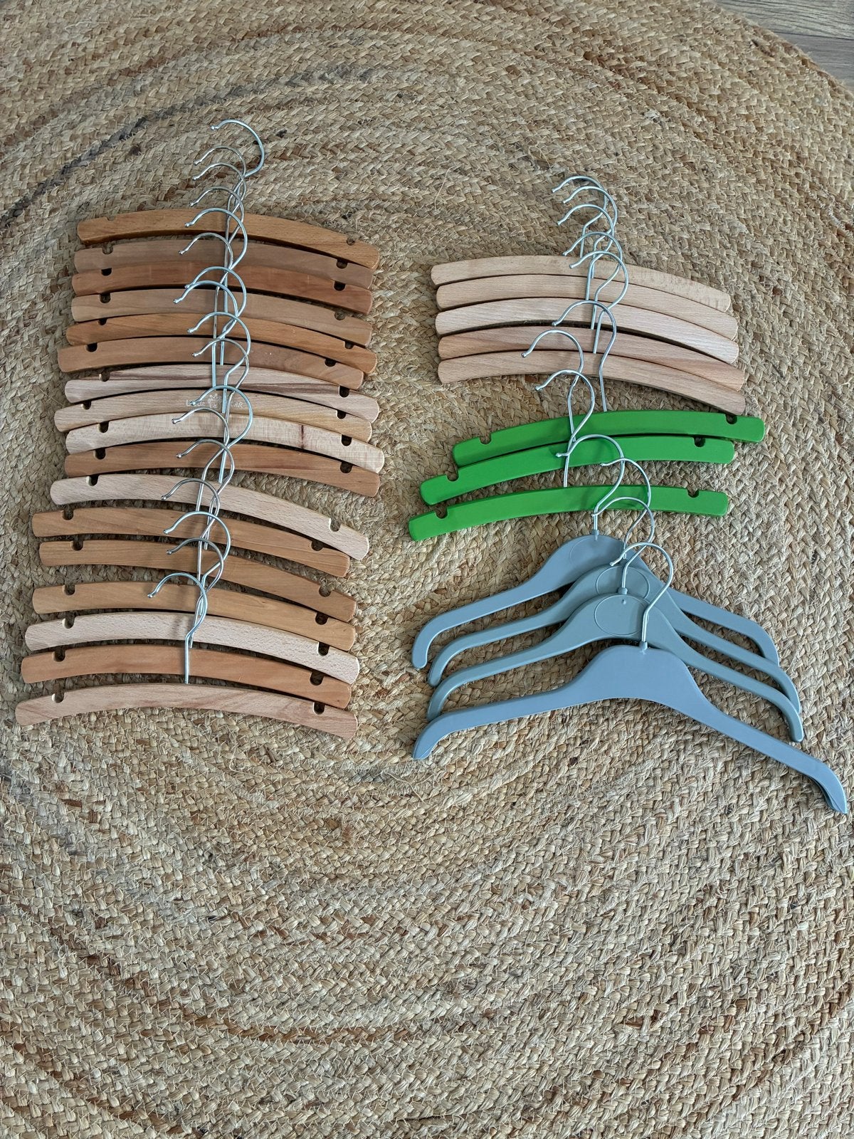 Diverse kinderkledinghangers: hout, groen en grijs, Kinderen en Baby's, Ophalen, Gebruikt