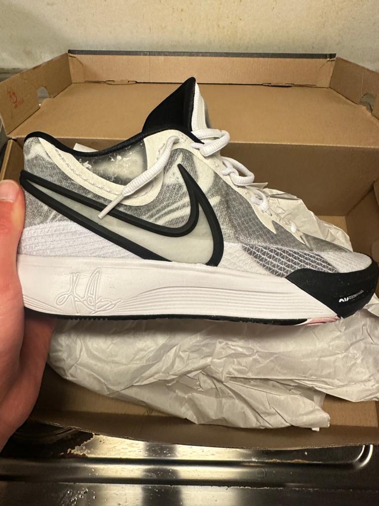 Nike Kyrie 8- Zo goed als nieuw, Ophalen of Verzenden, Zo goed als nieuw, Wit, Sneakers of Gympen