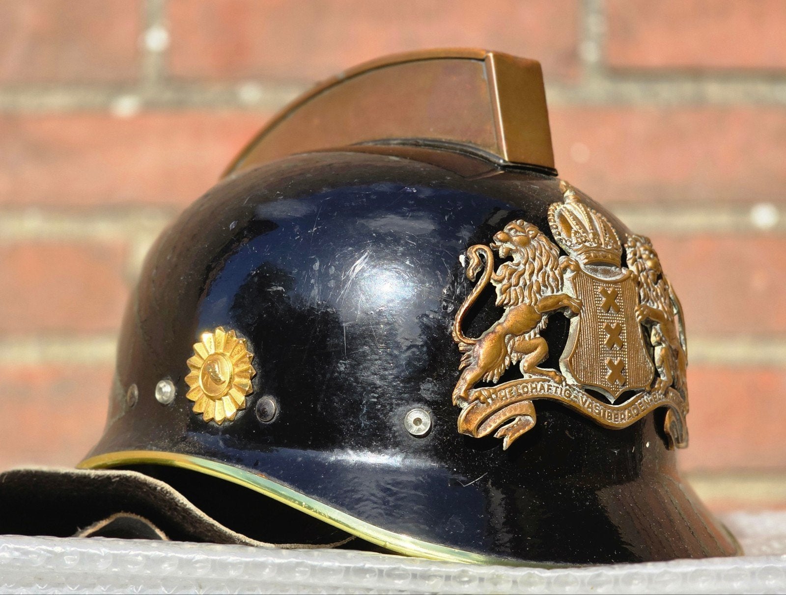 brandweerhelm brandweer Nederland model Kraaijer Amsterdam, Ophalen of Verzenden, Landmacht, Nederland, Embleem of Badge