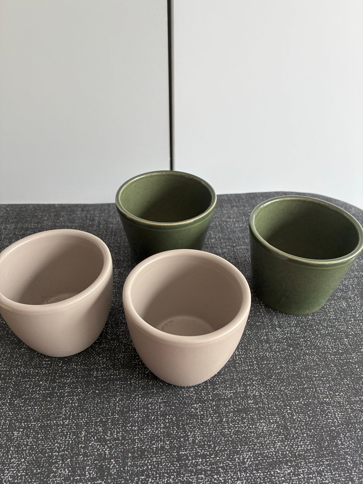 Set van 4 mini bloempotjes - 2 groen, 2 beige, Tuin en Terras, Bloempotten, Ophalen, Rond, Binnen, Zo goed als nieuw