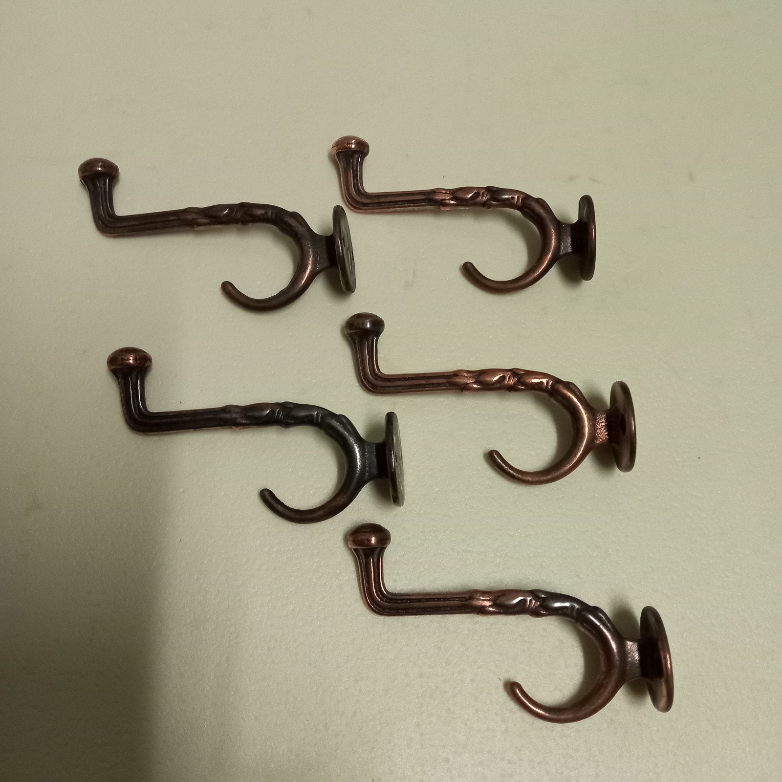 5 metalen kapstokhaken - koperkleurig, Ophalen of Verzenden, Gebruikt, Metaal, Wandhaken
