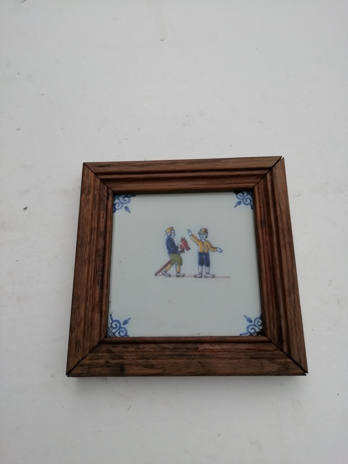 Antieke Makkum tegel in lijst - Kinderen met stokpaard, Antiek en Kunst, Ophalen of Verzenden