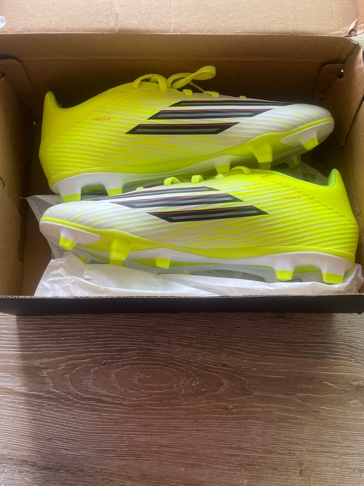 Nieuwe Adidas F50 voetbalschoenen maat 41, Ophalen of Verzenden, Nieuw, Schoenen