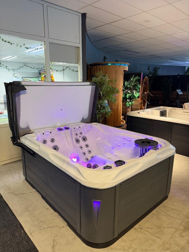 Luxe 2/3 persoons jacuzzi – compleet met coverlift, Ophalen, Zo goed als nieuw, Afdekzeil, Vast