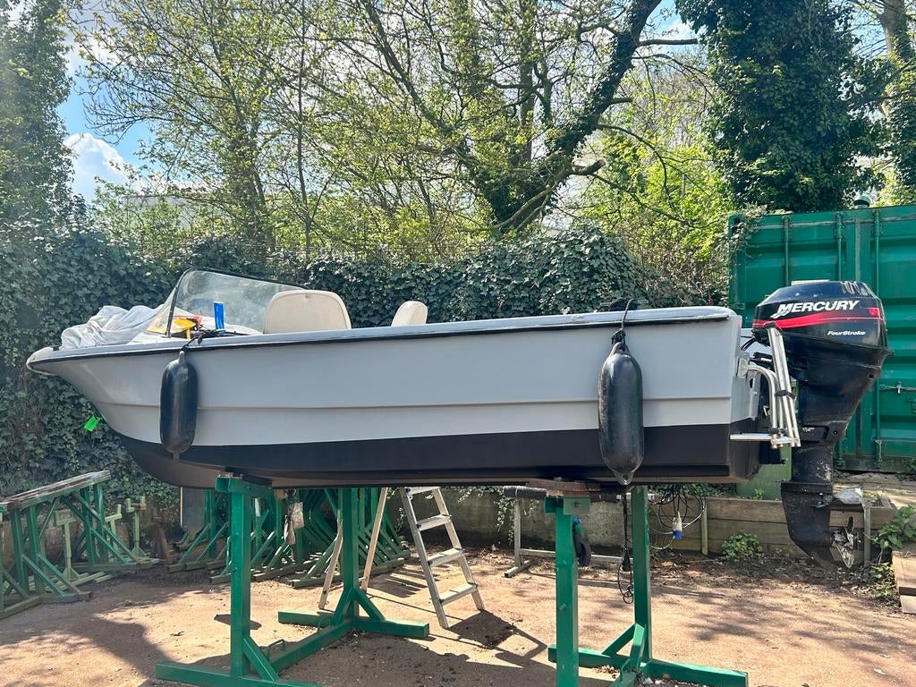 Opgeknapte boot met zonnedek 15PK Mercury(service2026), Watersport en Boten, Sloepen, Gebruikt, Anker, Benzine, Polyester, Buitenboordmotor
