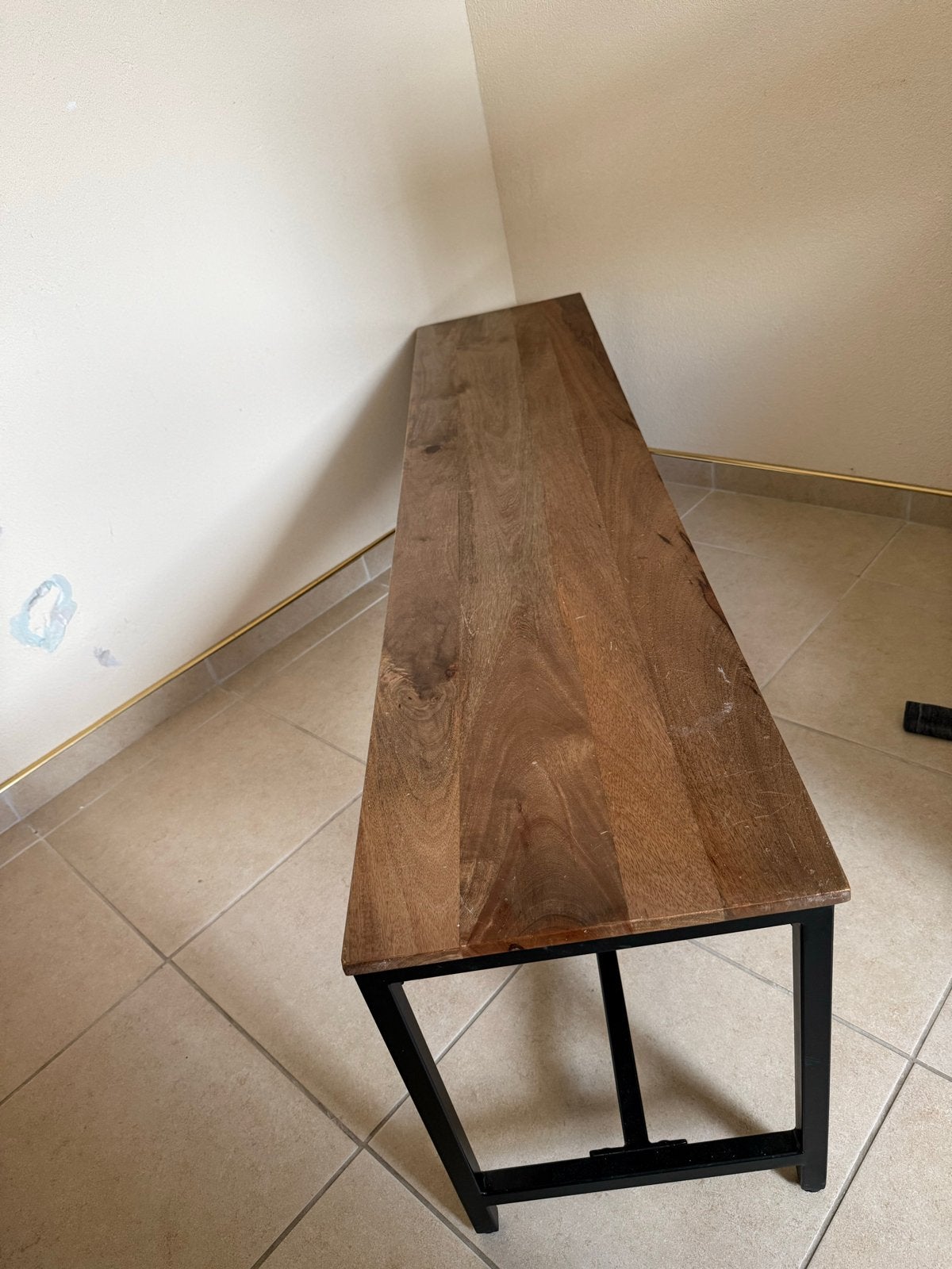 Massief houten bankje met metalen onderstel, Huis en Inrichting, Stoelen, Gebruikt, Bruin, Ophalen of Verzenden, Eén