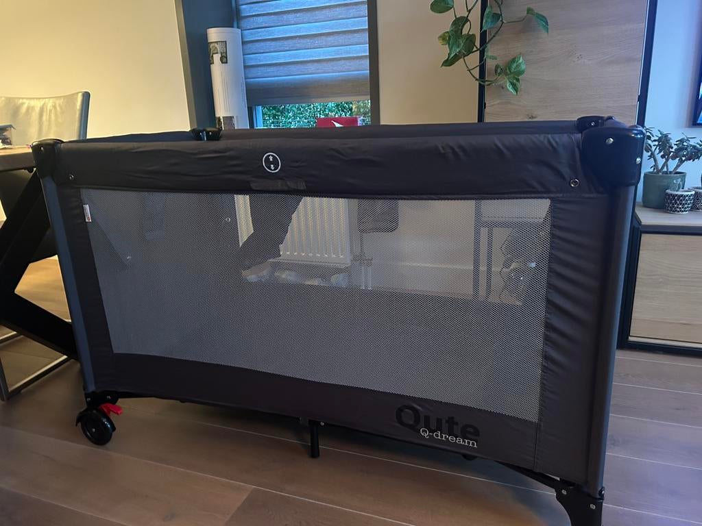Campingbedje donkergrijs merk Qute, Kinderen en Baby's, Babywiegjes en Ledikanten, Ophalen, Zo goed als nieuw, Reisbedje