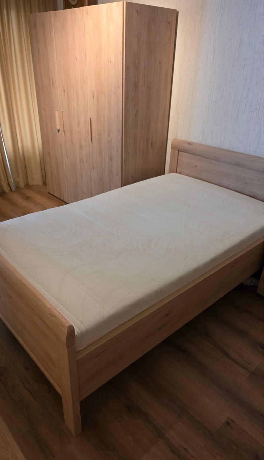 Eenpersoonsbed met matras en nachtkastje en kledingkast, Ophalen, Eenpersoons, Bruin, Zo goed als nieuw