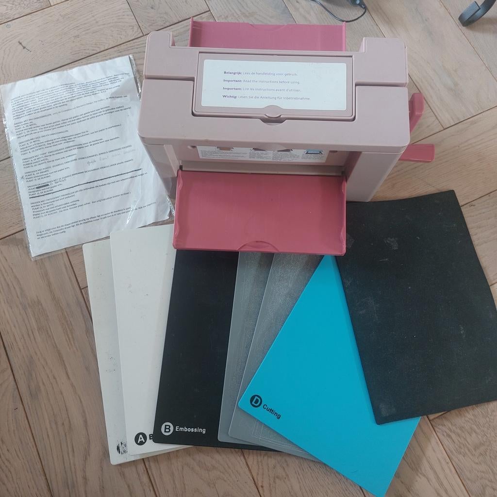 Joy! Trouville Stans- en Embossingmachine met Platen, Ophalen of Verzenden