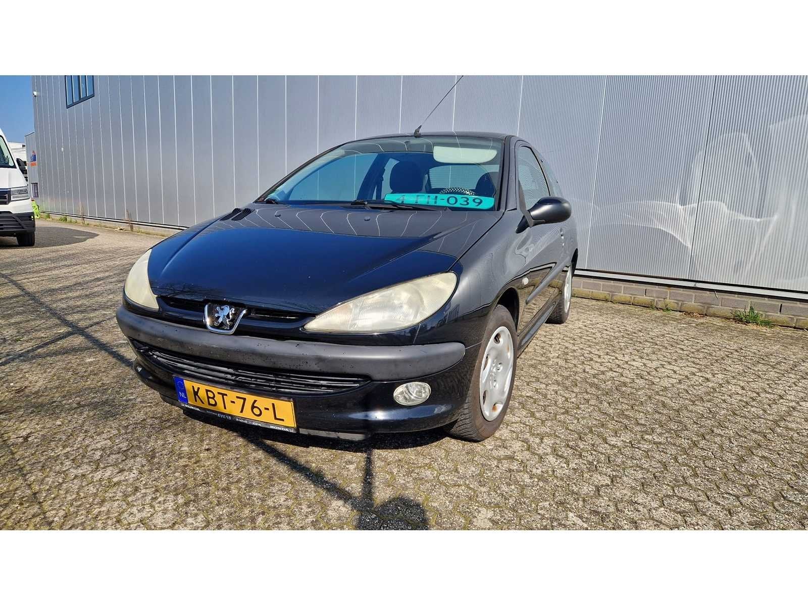 2002 Peugeot 206 1.1 XR Challenge Personenauto, Auto's, Gebruikt, Zwart, Bedrijf, 885 kg