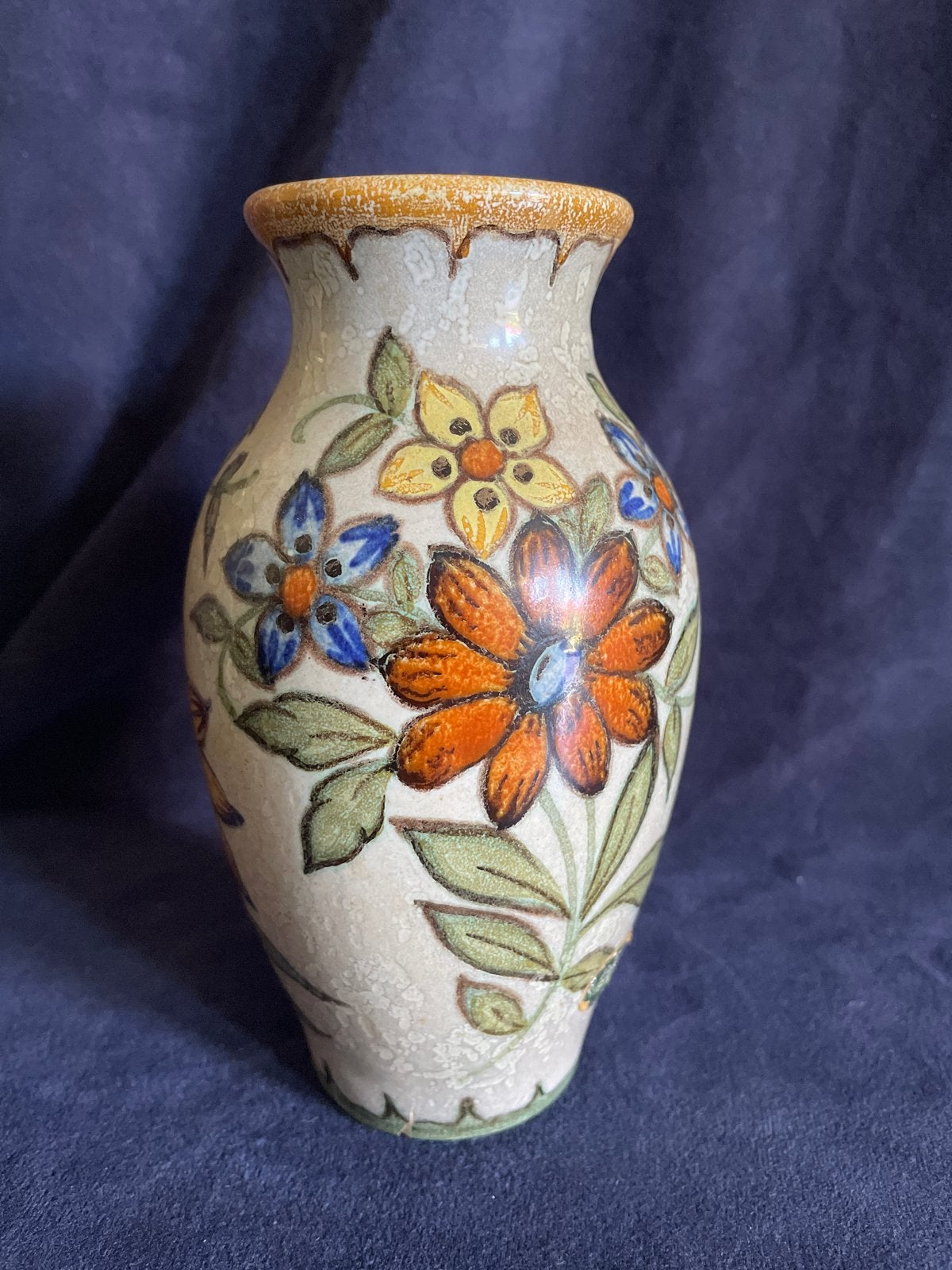 Antiek Gouda vaasje , Royal Zuid-Holland, bloemmotief, 16 cm, Ophalen of Verzenden