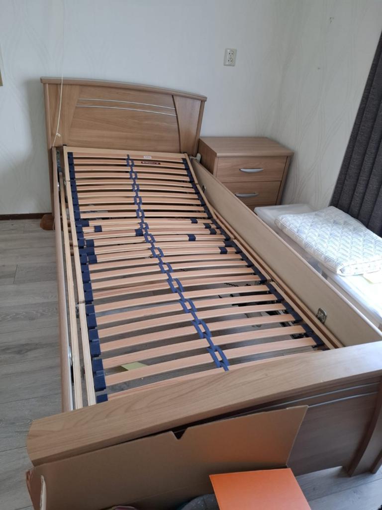 Seniorenbed elektrisch verstelbaar, Huis en Inrichting, Slaapkamer | Bedden, Ophalen, 90 cm, Eenpersoons, Bruin