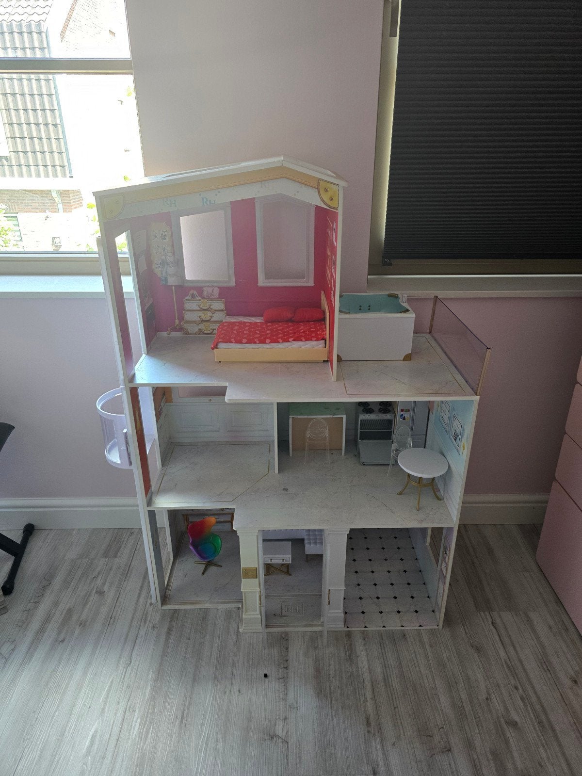 Rainbow High Groot Poppenhuis - Zo goed als nieuw, Kinderen en Baby's, Speelgoed | Poppenhuizen, Ophalen, Zo goed als nieuw, Poppenhuis