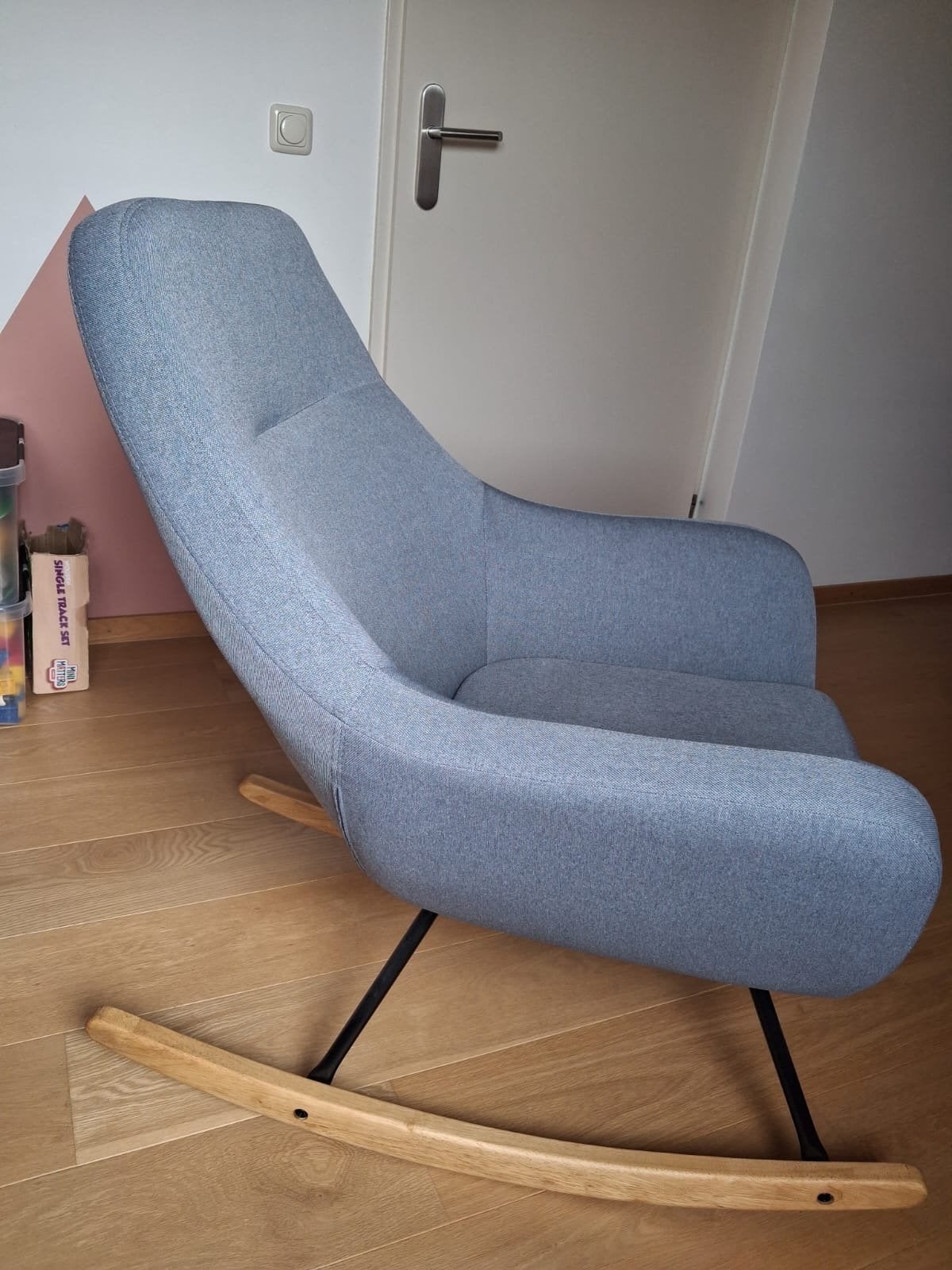 Twee grijze schommelstoelen - Zo goed als nieuw, Huis en Inrichting, Ophalen, Twee, Zo goed als nieuw, Stof