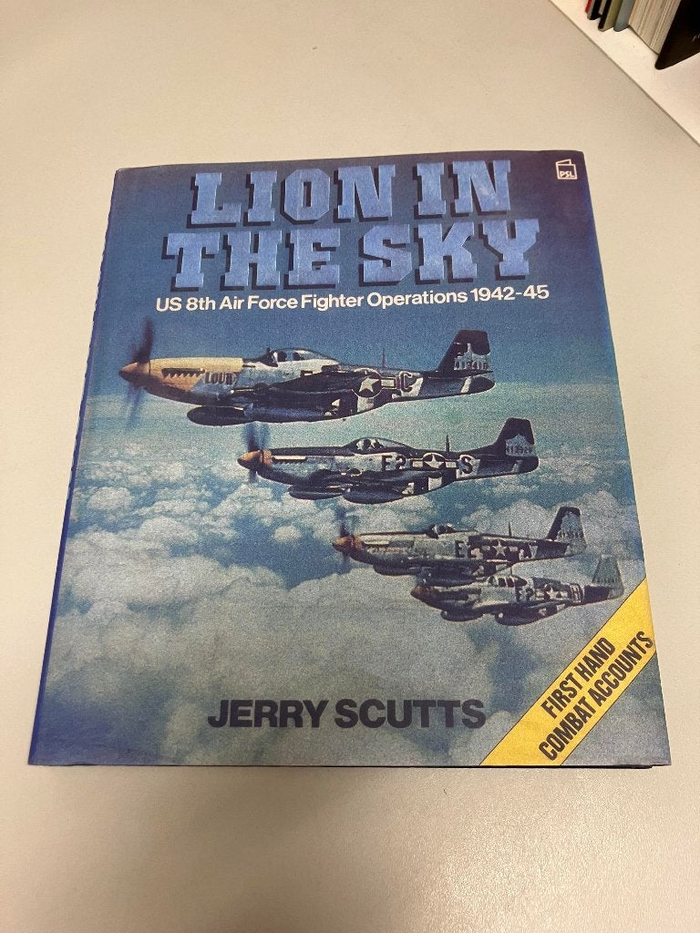 Lion in the sky US 8th air force fighter operations, Ophalen of Verzenden, Tweede Wereldoorlog, Gelezen, Luchtmacht