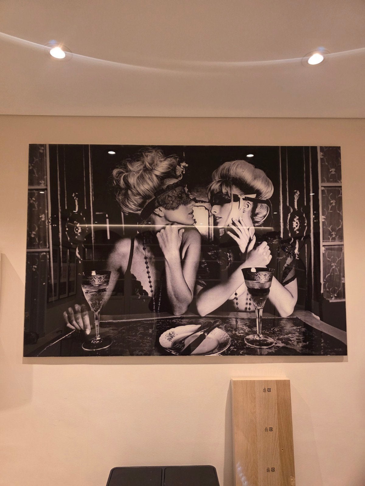 plexiglas schilderij: Twee vrouwen met maskers en drankjes, Antiek en Kunst, Ophalen, Figuren, Achter glas, Print