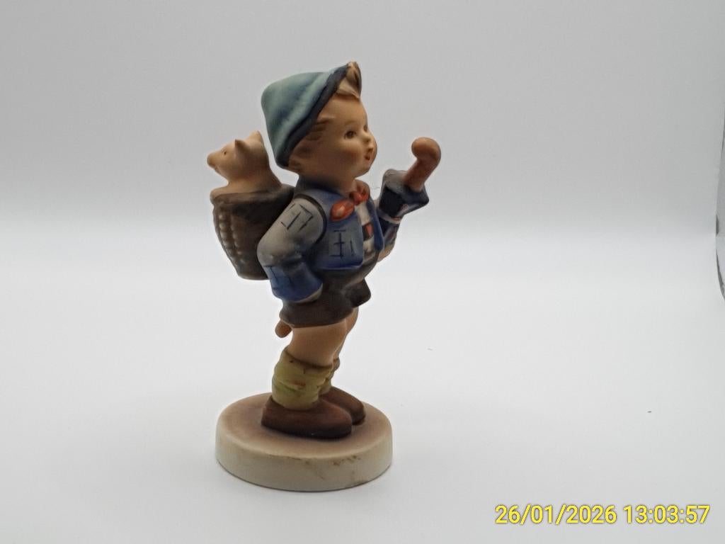 Hummel beeldje - Jongen met varken 198, Verzamelen, Beelden en Beeldjes, Ophalen of Verzenden, Zo goed als nieuw, Hummel
