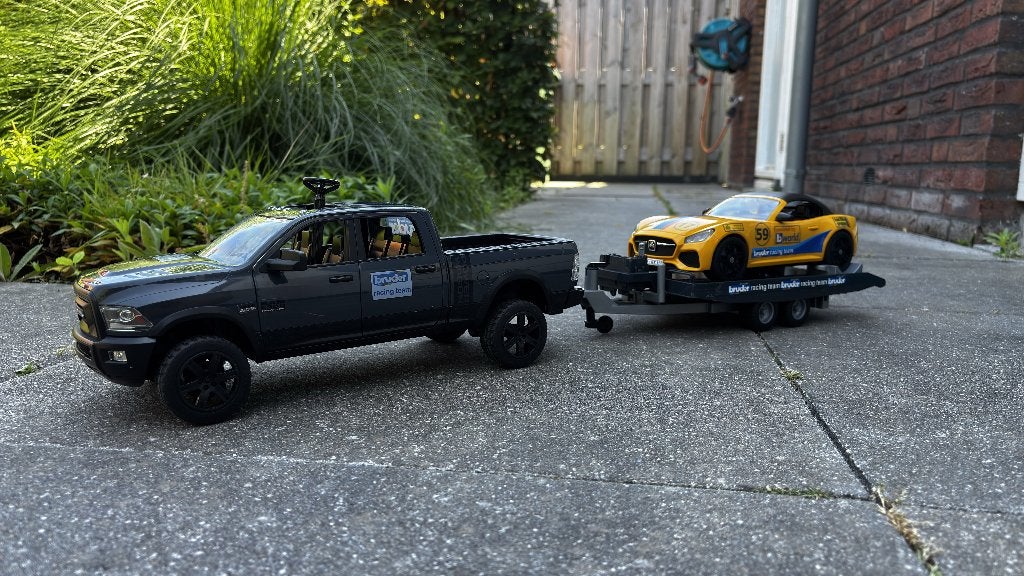 Bruder 02504 RAM 2500 Power Wagon met Racing team Roadster, Kinderen en Baby's, Speelgoed | Speelgoedvoertuigen, Ophalen of Verzenden