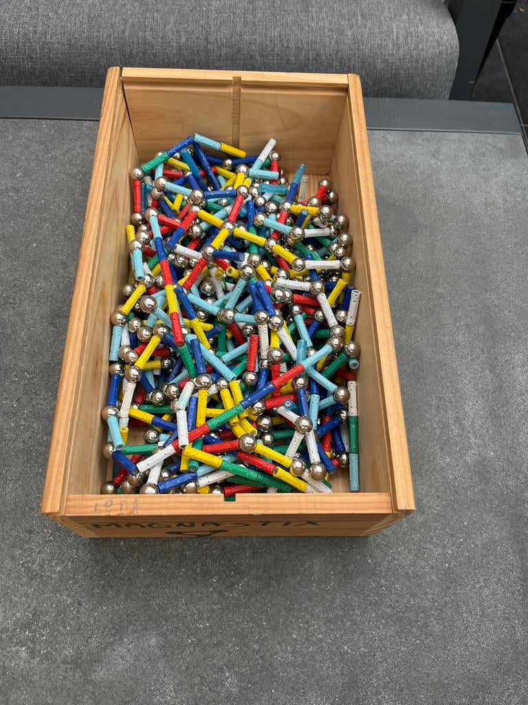 Grote doos met magnetische bouwstaven en ballen, Kinderen en Baby's, Speelgoed | Bouwstenen, Ophalen, Gebruikt, Overige merken
